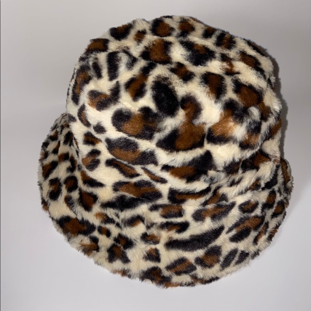 ๐Faux Fur Cream & Brown Leopard Print Bucket Hat - Picture 2 of 4